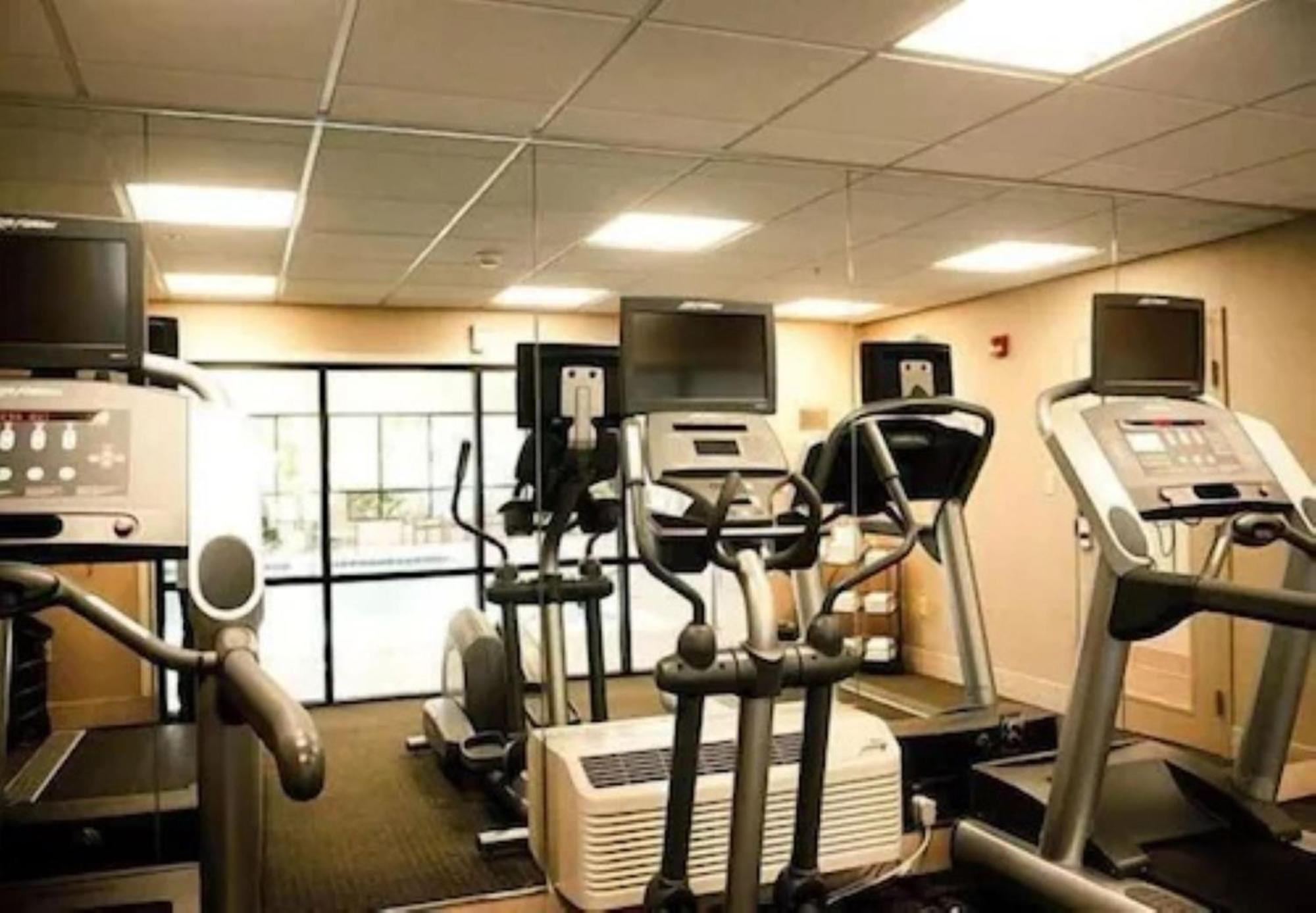 Chester Inn & Suites Sharonville Bagian luar foto